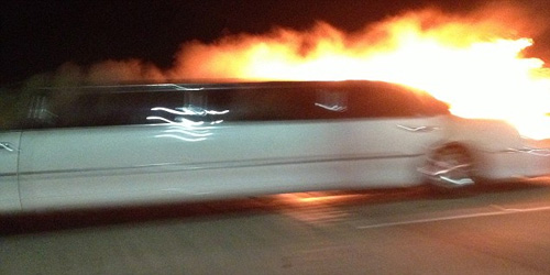 Mỹ: Siêu xe limousine bốc cháy, 5 người chết - 1