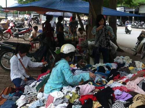 Đổ xô “săn” hàng hiệu… giá bèo ở Hà Nội - 3