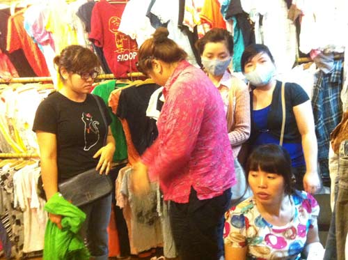 Đổ xô “săn” hàng hiệu… giá bèo ở Hà Nội - 4