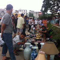 Thị trường - Tiêu dùng - Đổ xô “săn” hàng hiệu… giá bèo ở Hà Nội