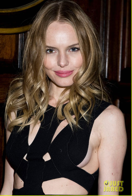 Khoảng hở mát lạnh của mỹ nhân tóc vàng - 4