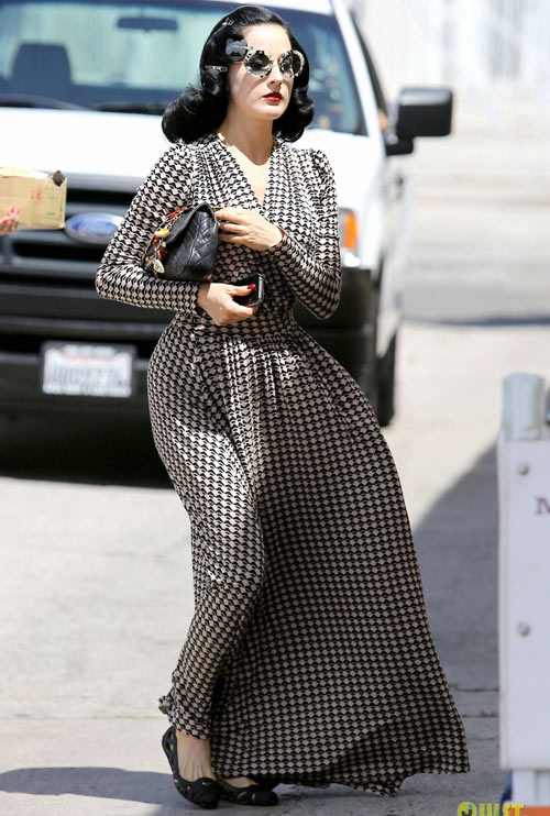 Khoảng hở mát lạnh của mỹ nhân tóc vàng - 5