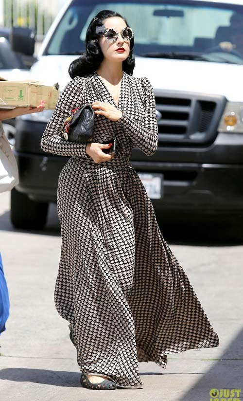 Khoảng hở mát lạnh của mỹ nhân tóc vàng - 7