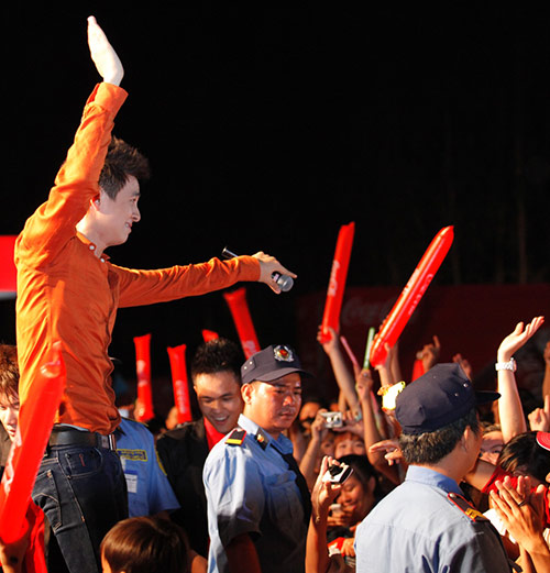 Tuấn Hưng toát mồ hôi vì 6.500 fan - 9