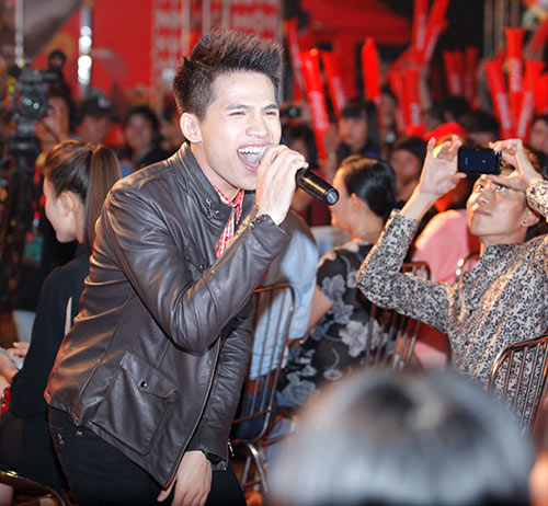 Tuấn Hưng toát mồ hôi vì 6.500 fan - 12