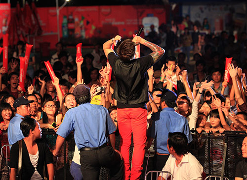 Tuấn Hưng toát mồ hôi vì 6.500 fan - 6