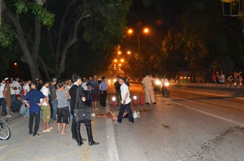 Cán nát cả người và xe máy, xe tải tháo chạy - 1