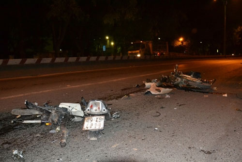 Cán nát cả người và xe máy, xe tải tháo chạy - 3
