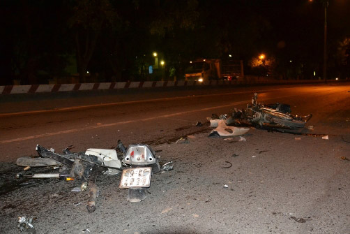 Hà Nội: Xe tải nghiền nát cả người và xe máy - 1