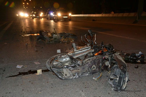 Hà Nội: Xe tải nghiền nát cả người và xe máy - 2