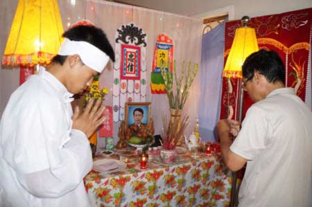 3 phu vàng chết ngạt do cứu lẫn nhau - 1