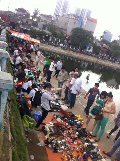 Đổ xô “săn” hàng hiệu… giá bèo ở Hà Nội - 2