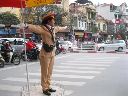 HN: Tặng bằng khen cho 7 nữ CSGT đứng chốt - 1