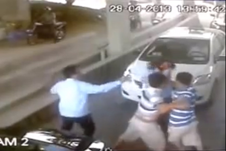 Video: Tài xế hất văng nhân viên thu vé - 2