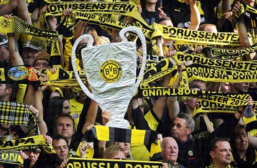 CĐV Dortmund làm “cháy vé” CK C1 - 2