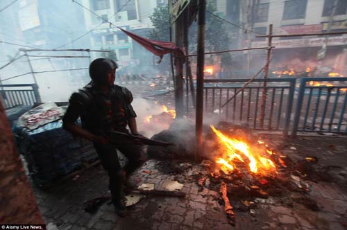 Bangladesh: Bạo lực đẫm máu, 37 người chết - 11