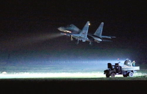 SU-30MK2 bay đêm trên bầu trời phương Nam - 11