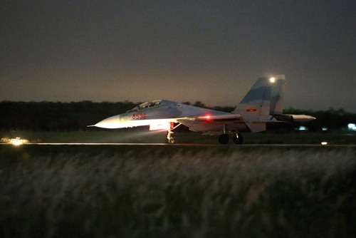 SU-30MK2 bay đêm trên bầu trời phương Nam - 3