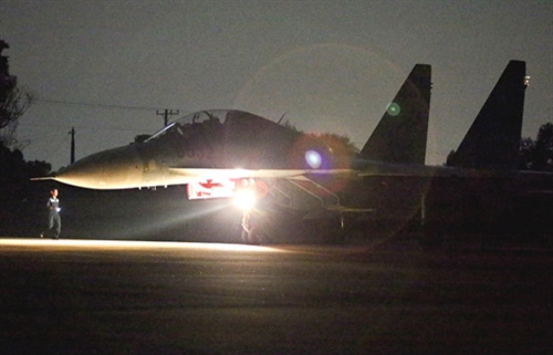 SU-30MK2 bay đêm trên bầu trời phương Nam - 4