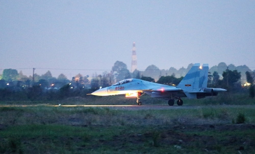 SU-30MK2 bay đêm trên bầu trời phương Nam - 5