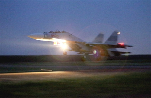SU-30MK2 bay đêm trên bầu trời phương Nam - 6
