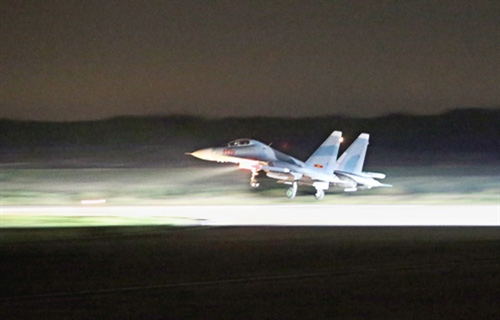 SU-30MK2 bay đêm trên bầu trời phương Nam - 7