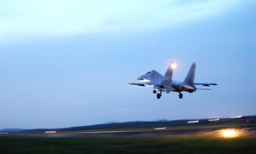 SU-30MK2 bay đêm trên bầu trời phương Nam - 8