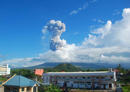 Philippines: Núi lửa phun đá, 5 người chết - 1