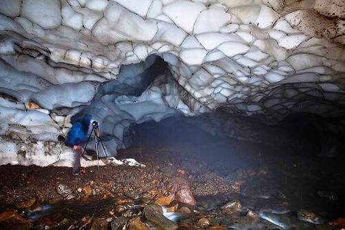 Đến thăm hang động lung linh ký bí ở Nga - 1
