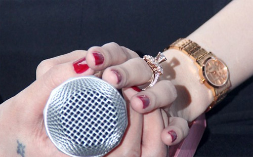 Thủy Tiên gây sốt khi trở lại showbiz - 2