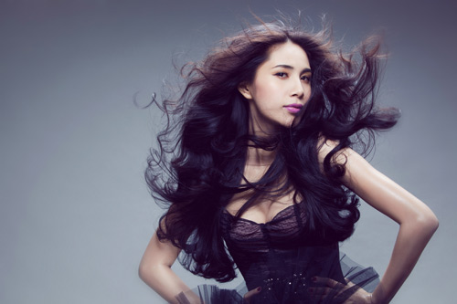 Thủy Tiên gây sốt khi trở lại showbiz - 11