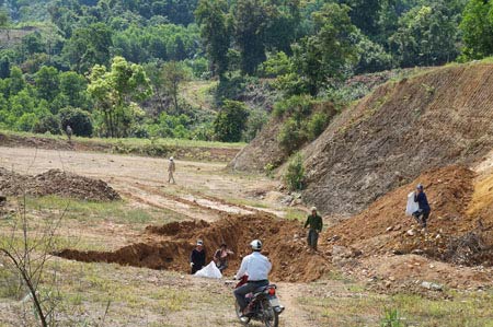 Công an xã đi xe máy rượt bắt “vàng tặc” - 1