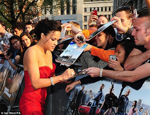 Mỹ nhân Fast 6 khiến khán giả thót tim - 11