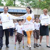  - MC Thụy Vân đi bộ cùng bé Thiện Nhân