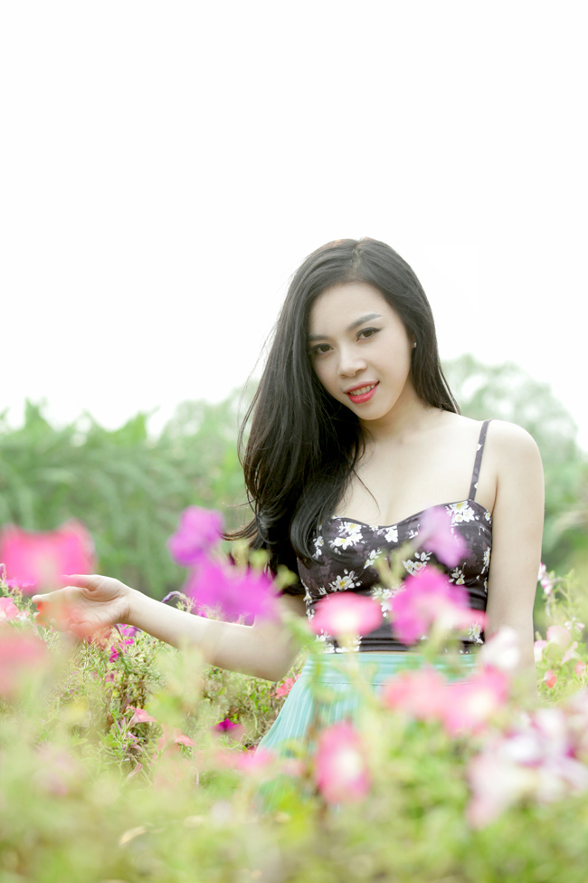 Cùng ngắm vẻ đẹp dịu dàng của hot girl Linh Bùi
