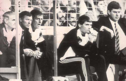 Fan MU đã từng muốn “tống cổ” Sir Alex - 2