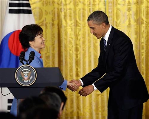 Ông Obama có… 3 tay trên báo Hàn Quốc - 3