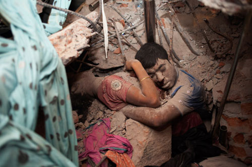 Bangladesh: Xác chết ôm nhau trong đổ nát - 1