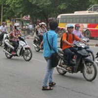 Tin tức trong ngày - 2 ngày, phạt 36 người đi bộ sai luật