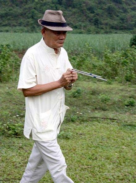 Theo chân "thần nước" bói mạch nước ngầm - 3