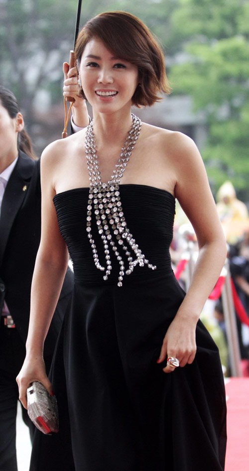 Mỹ nhân Hàn sexy đội mưa đi nhận giải - 4