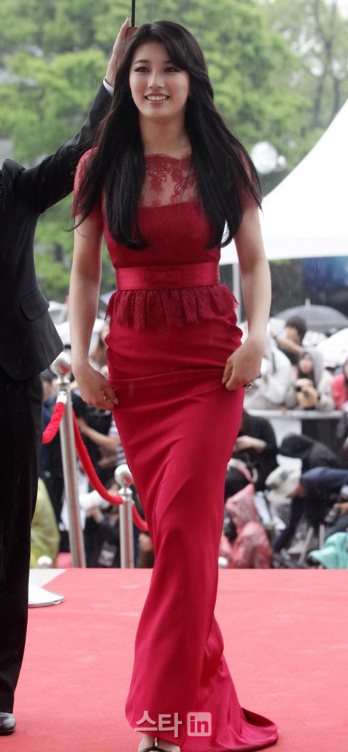 Mỹ nhân Hàn sexy đội mưa đi nhận giải - 12