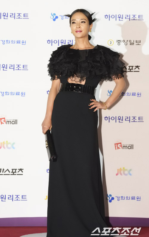 Mỹ nhân Hàn sexy đội mưa đi nhận giải - 10