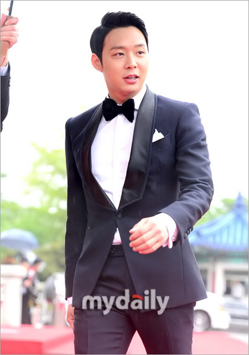 Mỹ nhân Hàn sexy đội mưa đi nhận giải - 10