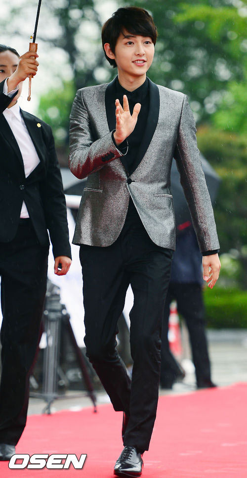 Mỹ nhân Hàn sexy đội mưa đi nhận giải - 11