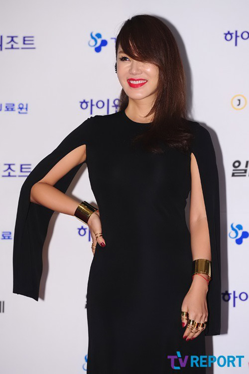 Mỹ nhân Hàn sexy đội mưa đi nhận giải - 9