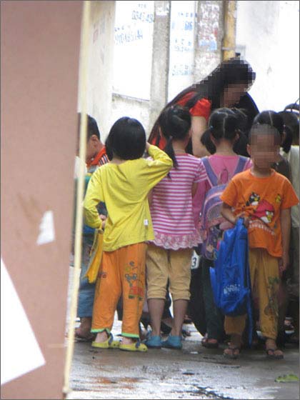 Bát nháo ‘lò’ luyện chữ chạy đua vào lớp 1 - 2