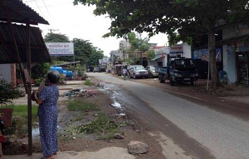 Vụ rải tờ rơi "đòi" chồng: Bôi nhọ danh dự? - 2