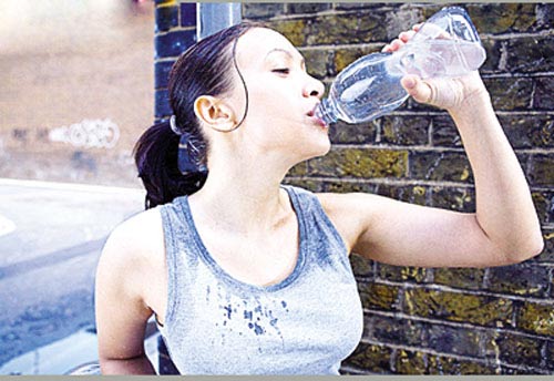 Uống quá nhiều nước gây hại cho thận - 1