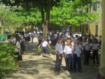 Uống thuốc tẩy giun, 4 HS nhập viện - 2